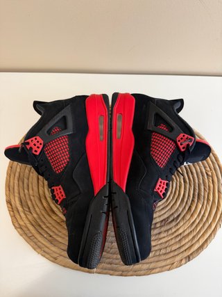 Jordan 4 Retro Thunder Rojo Negro
