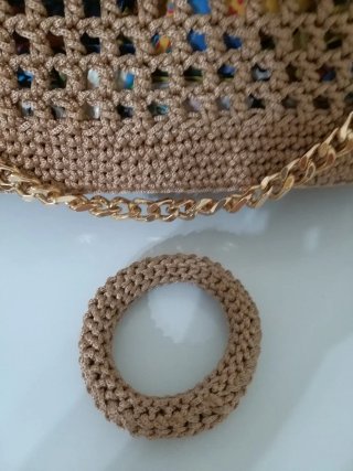 Borsa beige con catena dorata  misura 32x24x8