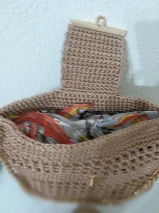Borsa beige con catena dorata  misura 32x24x8