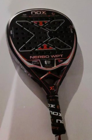 Pala de pádel NOX Nerbo WPT con overgrip de regalo