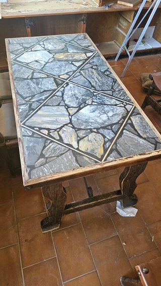 Mesa de centro artesanal de marmol y madera