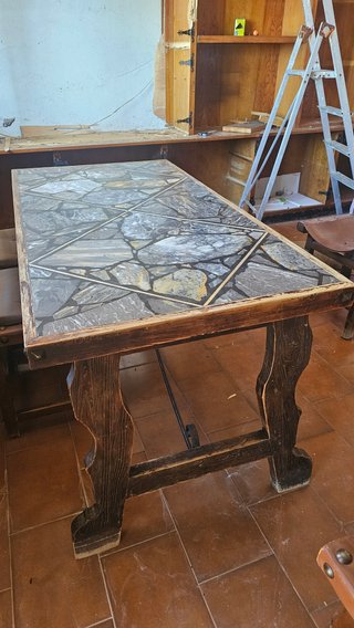 Mesa de centro artesanal de marmol y madera