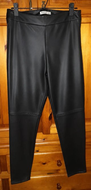 Pantalón negro Stradivarius efecto piel Talla 42