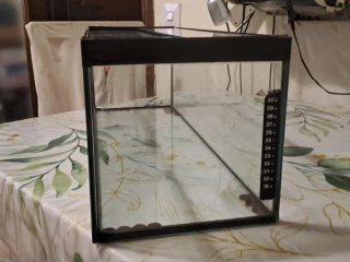 Acuario de cristal con marco negro