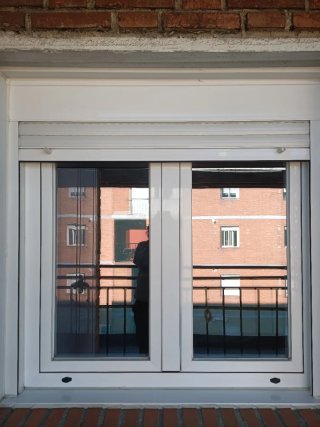 Ventana blanca con persiana