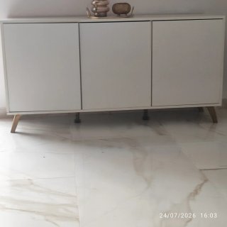 Mueble de TV blanco con patas doradas