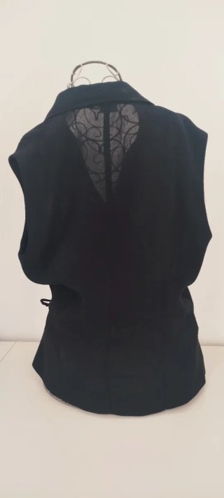 Blusa negra cruzada sin mangas
