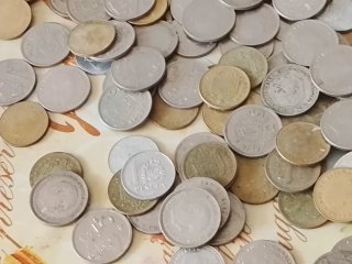 Lote de monedas antiguas con agujero