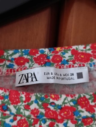 Camiseta Zara floral nudo