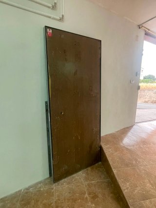 Puerta antiocupa, de hierro, color marrón