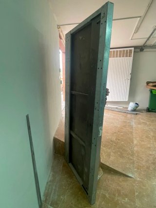 Puerta antiocupa, de hierro, color marrón
