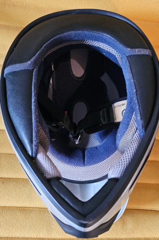 Casco de moto integral plateado