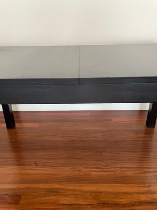 Mesa de salón negra extensible.