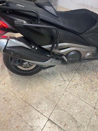 Kymco AK550 Maxi Scooter Negra