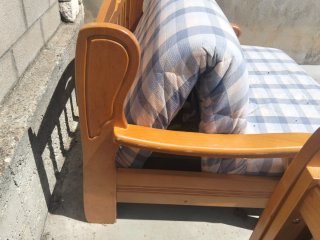 Sofá cama de madera y tela