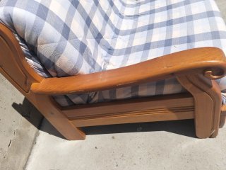 Sofá cama de madera y tela