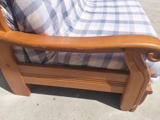 Sofá cama de madera y tela