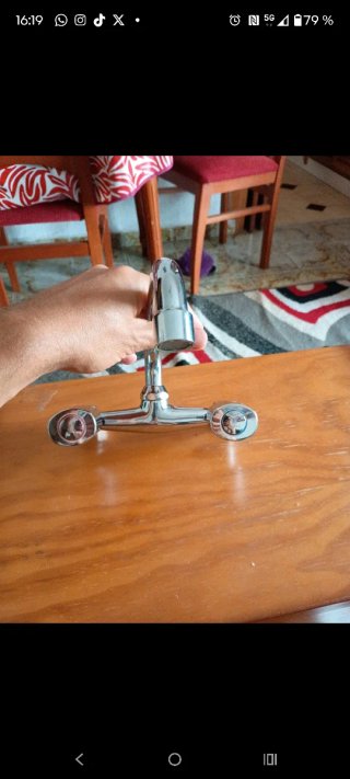 Grifo de metal plateado