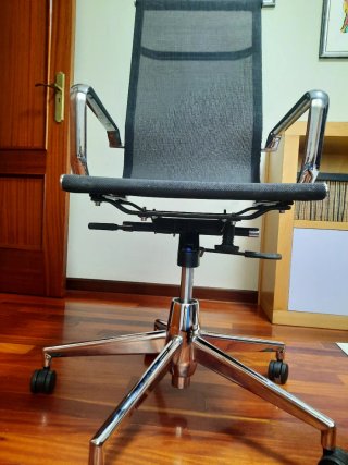 Silla de oficina negra y plateada