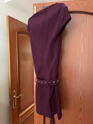 Vestido corto burdeos con cinturón