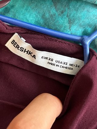 Vestido corto burdeos con cinturón