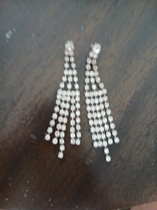Pendientes largos plateados con pedrería