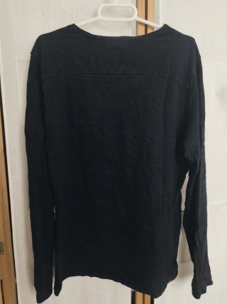 Camiseta gruesa de manga larga.