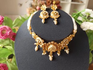 Elegante Conjunto de gargantillas doradas y blanca
