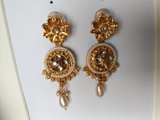 Elegante Conjunto de gargantillas doradas y blanca