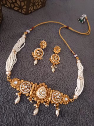 Elegante Conjunto de gargantillas doradas y blanca