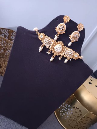 Elegante Conjunto de gargantillas doradas y blanca