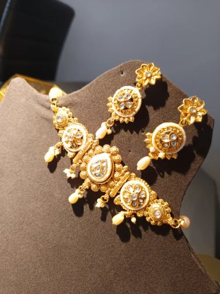 Elegante Conjunto de gargantillas doradas y blanca