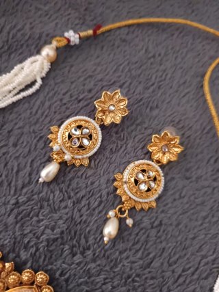 Elegante Conjunto de gargantillas doradas y blanca