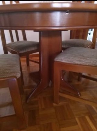 Mesa redonda con 4 sillas
