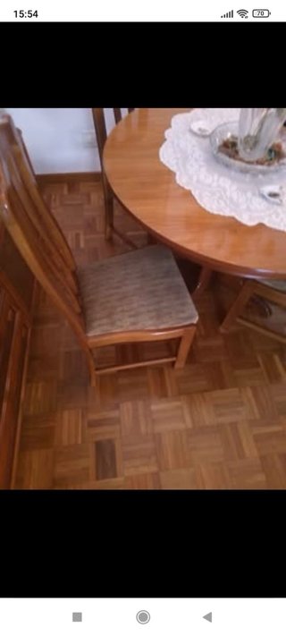 Mesa redonda con 4 sillas