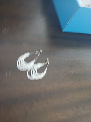 Pendientes largos plateados con cuentas blancas