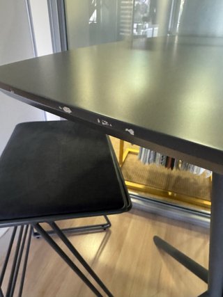 Mesa cocktail y 4 taburetes