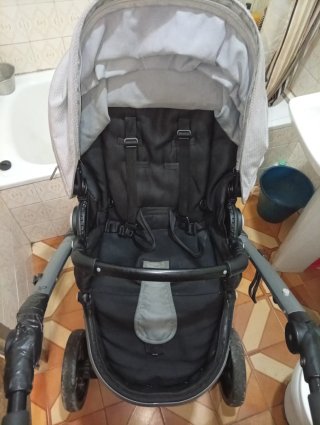 Cochecito de bebé gris y negro incluye capazo