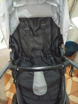 Cochecito de bebé gris y negro incluye capazo