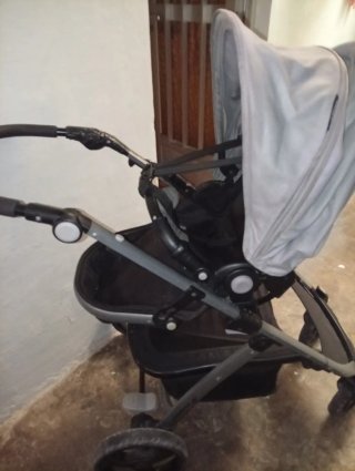 Cochecito de bebé gris y negro incluye capazo