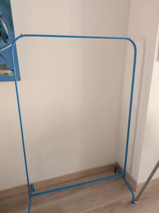 Perchero de metal azul