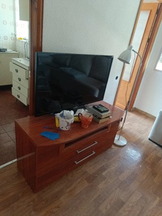 Lámpara de pie y mueble TV