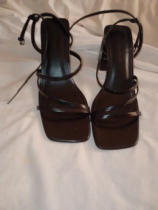 Tacones negros con tiras