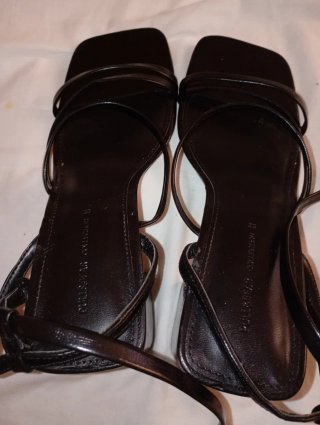 Tacones negros con tiras