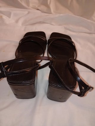 Tacones negros con tiras
