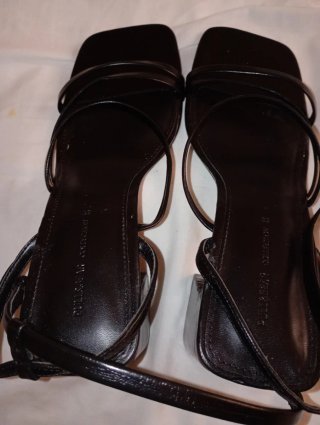 Tacones negros con tiras