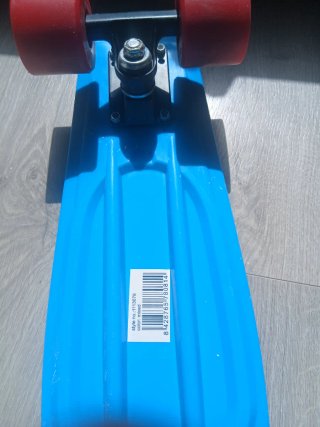 Monopatín azul con ruedas rojas