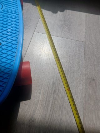 Monopatín azul con ruedas rojas