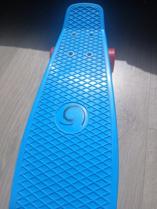 Monopatín azul con ruedas rojas