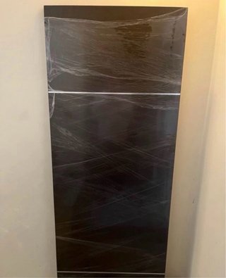Puerta de madera oscura